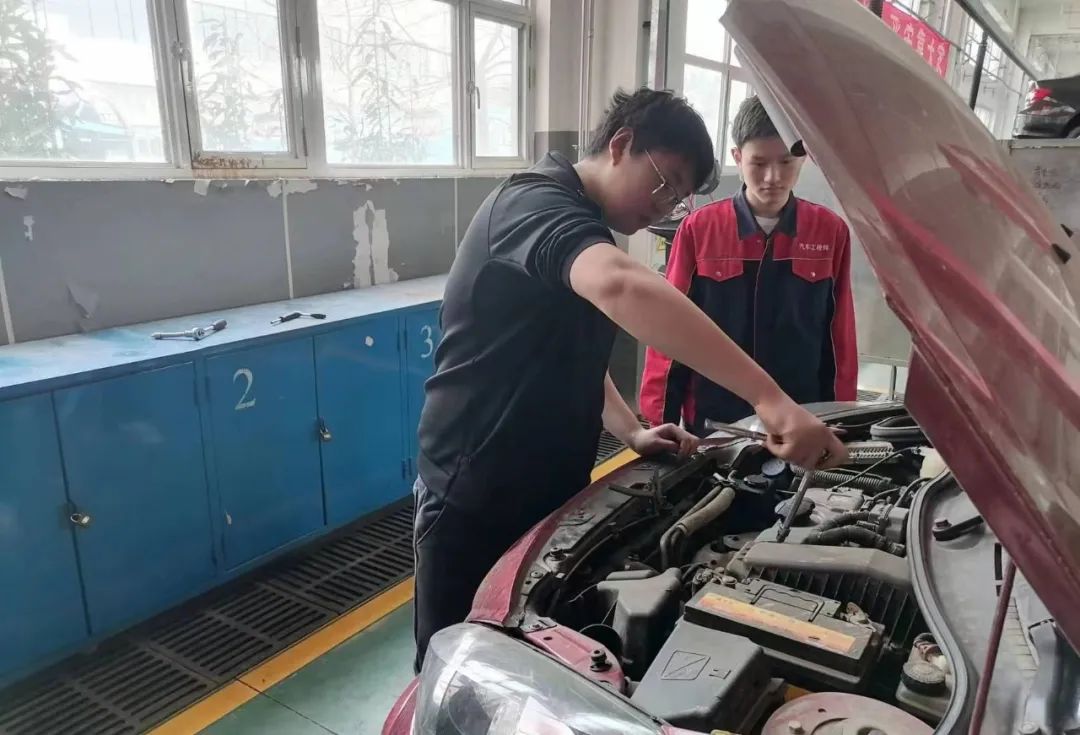 汽車工程部成功舉辦“情滿雷鋒月，愛車我?guī)拖础敝驹阜?wù)活動